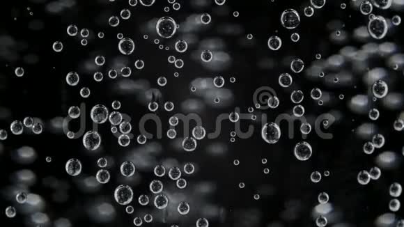 玻璃中带有气泡的苏打水的质地视频的预览图