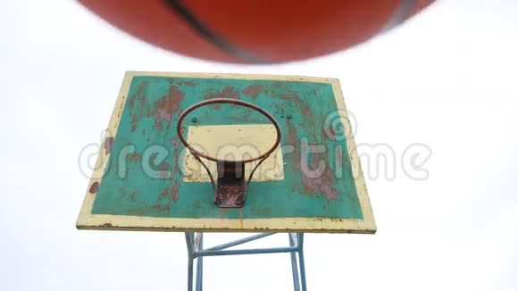旧篮球篮底景户外生锈的铁球进入运动篮筐视频的预览图