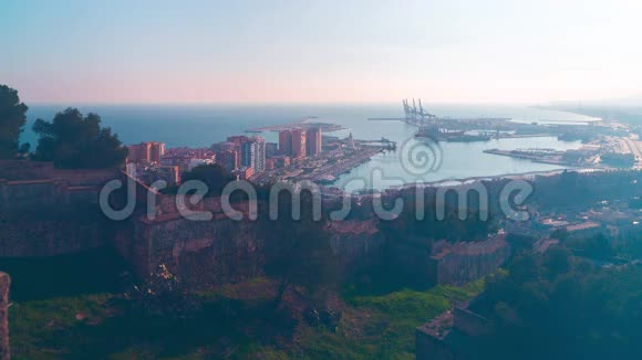 西班牙马拉加市日落光湾港口全景4k时间间隔视频的预览图