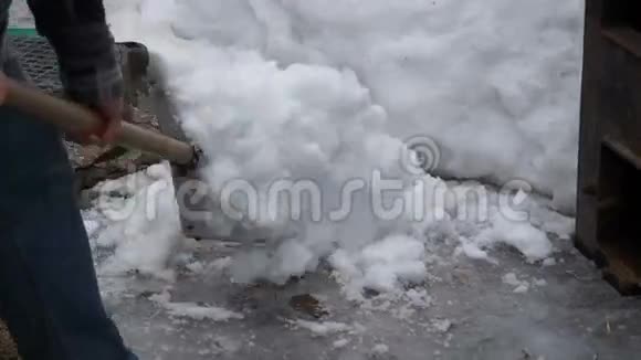 人在院子里清理雪铲视频的预览图