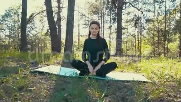 年轻的孕妇在外面做瑜伽视频的预览图