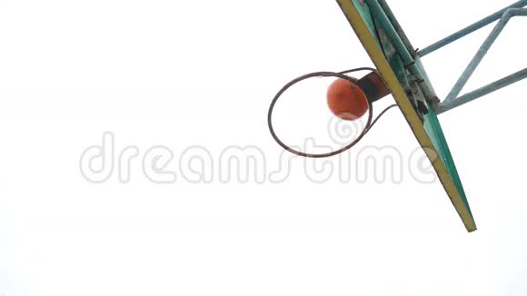 旧运动篮球篮篮底部视野户外生锈铁球进入篮筐视频的预览图