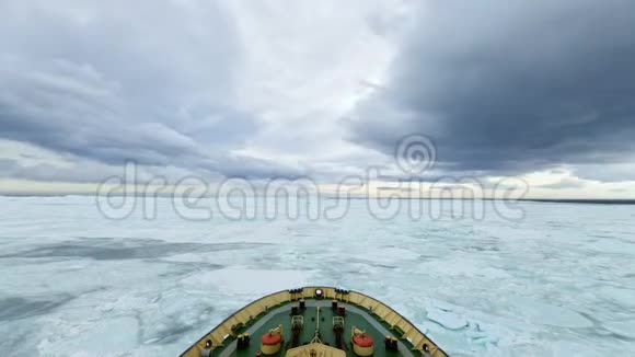 在冰上的破冰船上旅行南极洲视频的预览图