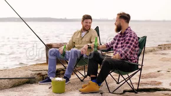 快乐的朋友在码头钓鱼喝啤酒视频的预览图