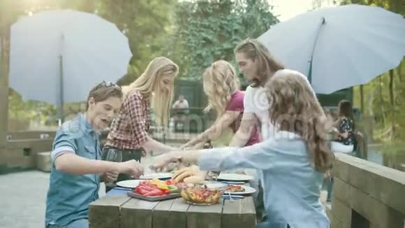 人们在户外聚会上吃健康的食物视频的预览图