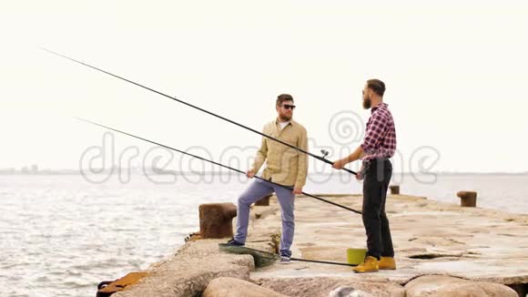 码头上有鱼竿的快乐朋友视频的预览图