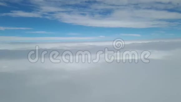 从飞机窗口看天空中的白云视频的预览图