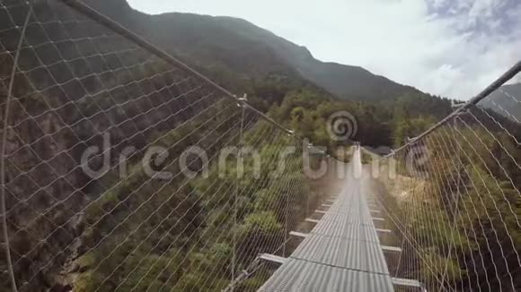 卡多尔村附近山区的吊桥视频的预览图