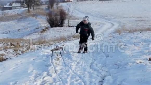 冬天有雪橇的男孩视频的预览图