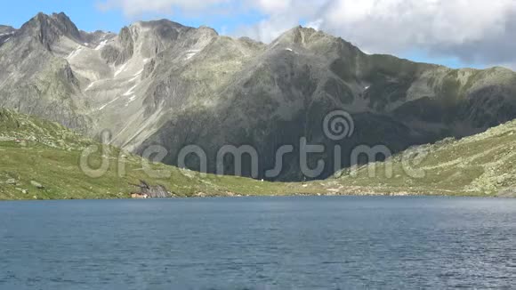 瑞士阿尔卑斯山的山顶和湖景视频的预览图