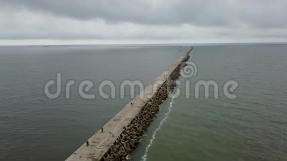 北海码头Liepaja拉脱维亚波罗的海海滨无人机顶视图4KUHD视频视频的预览图