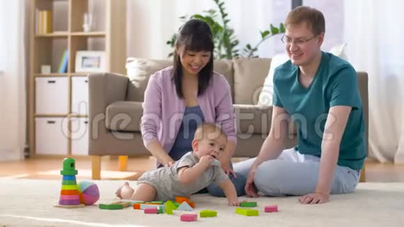 一家人快乐和小男孩在家玩耍视频的预览图