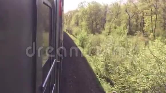 铁路出行理念火车头列车与客车车厢之间的铁路外移自然美景视频的预览图