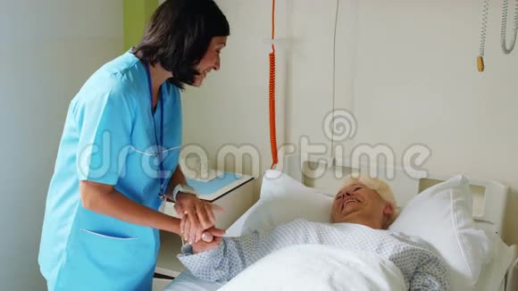 护士安慰资深病人与医生视频的预览图