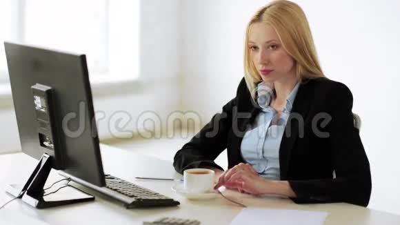 商务女性在办公室休息喝咖啡视频的预览图