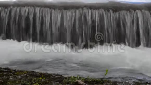 夏日的白河洪流越过混凝土屏障视频的预览图