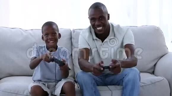 父亲和儿子玩电子游戏视频的预览图