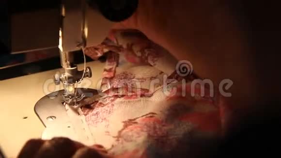 女人在缝纫机上工作视频的预览图