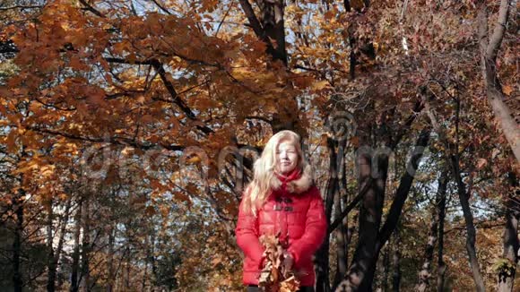 秋天的女孩慢动作扔树叶视频的预览图
