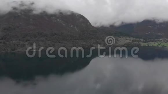 云层中博欣吉湖的鸟瞰图斯洛文尼亚视频的预览图
