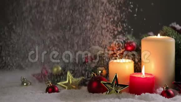 带有装饰的圣诞蜡烛视频的预览图