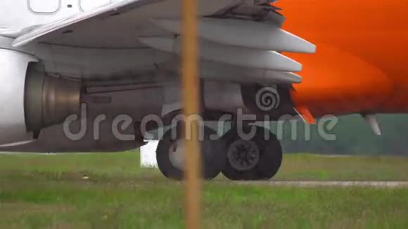 飞机的发动机和齿轮视频的预览图