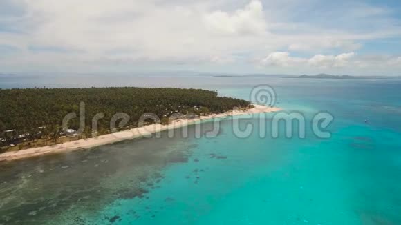 美丽的热带岛屿有海滩视频的预览图