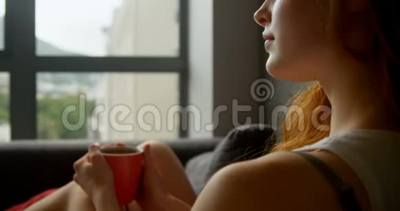 4k客厅有咖啡的女人视频的预览图