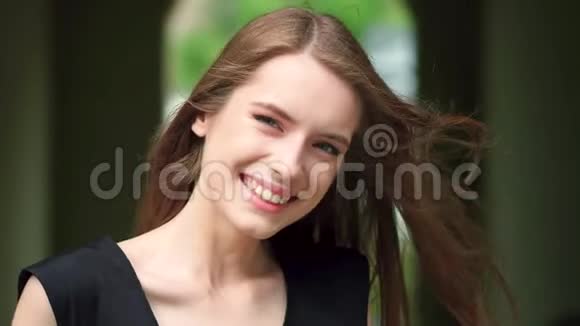 一个美丽微笑的快乐女孩的肖像视频的预览图