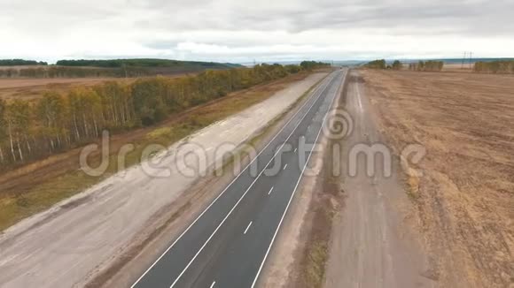 野外道路鸟瞰图视频的预览图