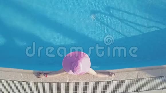 年轻女子在游泳池放松视频的预览图