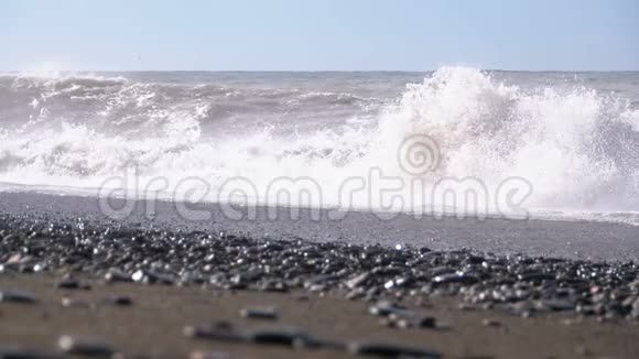 海上风暴巨大的波浪在海滩上翻滚和喷射慢动作视频的预览图