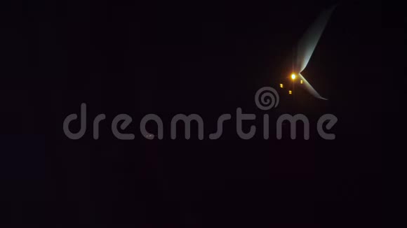 起飞飞机飞行概念飞机在机场跑道上夜间起飞的生活方式从视频的预览图