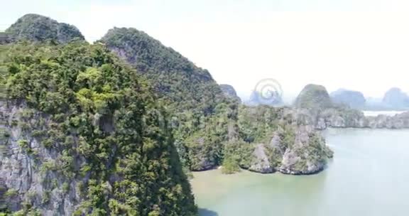 海景美丽的石灰岩岩层视频的预览图