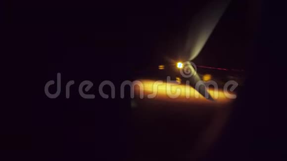 飞机飞机飞行的概念生活方式飞机晚上在机场跑道起飞窗外的景色视频的预览图
