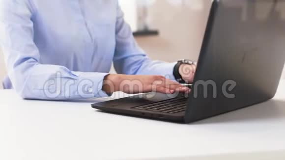 女商人手在办公室里打手提电脑视频的预览图