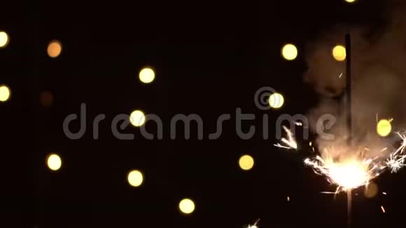 黑色背景上的火花和节日火焰烟花圣诞视频的预览图
