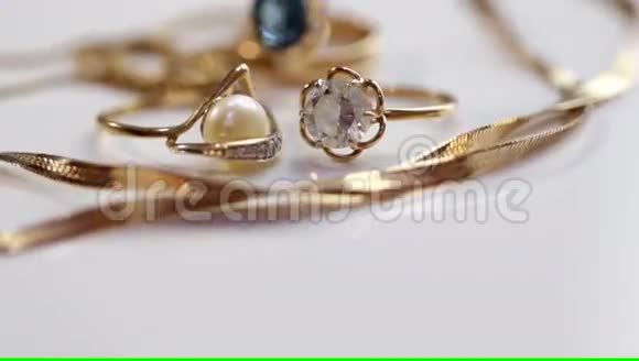 黄金耳环和戒指视频的预览图