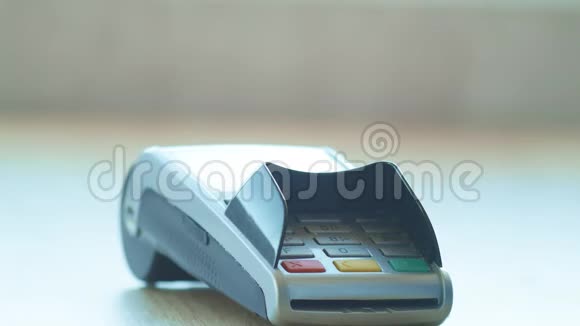 使用NFC技术的顾客在POS终端用手机支付视频的预览图
