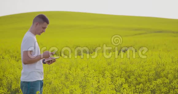 用数字平板电脑查看田间花开的农民视频的预览图