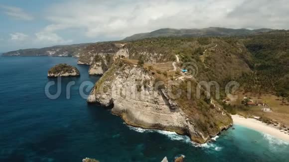 印尼巴厘岛努沙半岛的悬崖大海和海浪视频的预览图