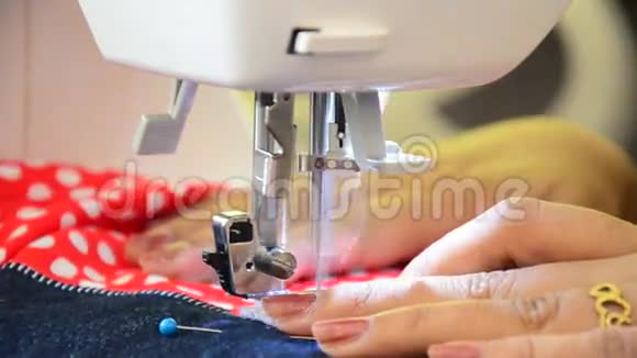 亚洲妇女使用机器缝纫衣服视频的预览图