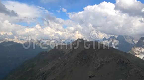 俄罗斯高加索多巴伊国家公园的山景视频的预览图