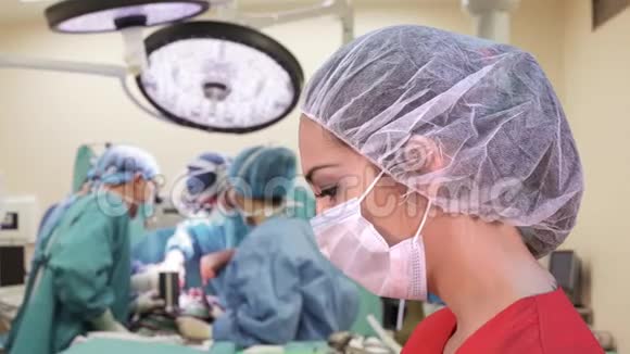 手术室里的女外科医生视频的预览图