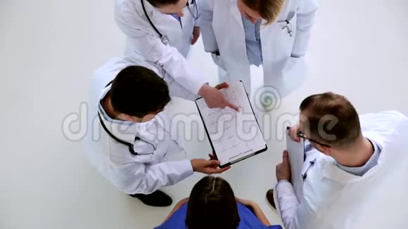 一组医生在医院讨论心脏电图视频的预览图