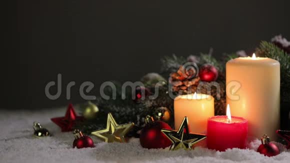 带有装饰的圣诞蜡烛视频的预览图