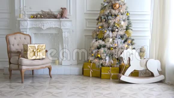 白色经典圣诞节和新年室内视频的预览图