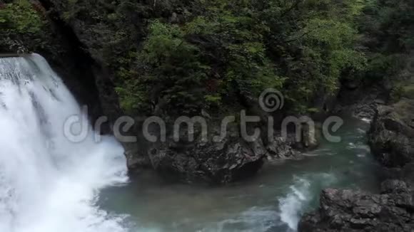 峡谷景观美丽的清澈和快速的水视频的预览图