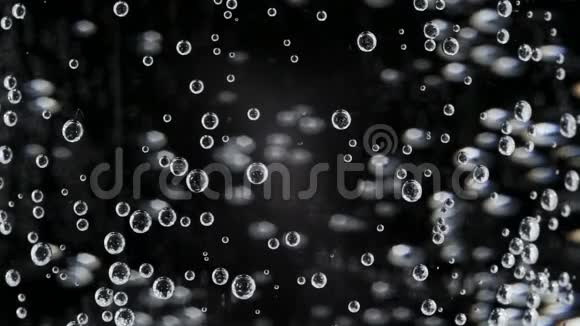 玻璃中有气泡的苏打水的宏观视频视频的预览图