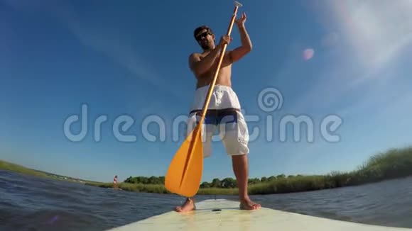 人站起来划桨视频的预览图